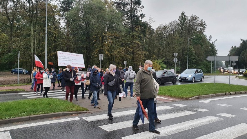 Stary Sącz. Mieszkańcy Doliny Popradu zablokowali rondo. Protestują przeciwko budowie obwodnicy tranzytowej pod ich domami [ZDJĘCIA]