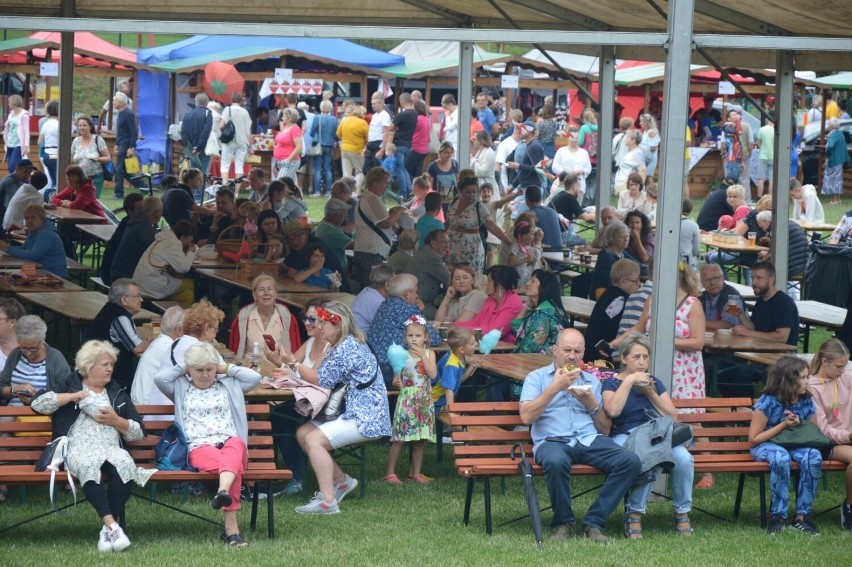 V Festiwal Truskawek Kaszubskich. Stoiska, konkursy, atrakcje dla dzieci. Pobito rekord Polski w przygotowaniu pierogów z truskawkami!