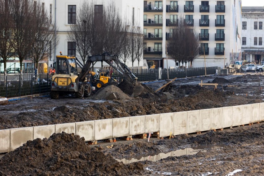 Kraków. Beton w parku przy Karmelickiej. Kiedy pojawią się tam drzewa? ZDJĘCIA