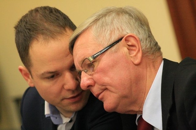 Burmistrz Międzyrzecza Tadeusz Dubicki rozmawia z aplikantem Mateuszem Jachem z kancelarii jego obrońcy mec. Jerzego Synowca.