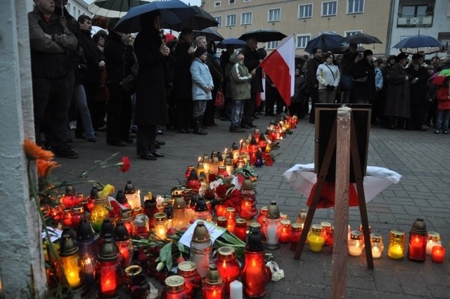 Opolanie oddają hołd ofiarom katastrofy pod Smoleńskiem na placu Wolności.