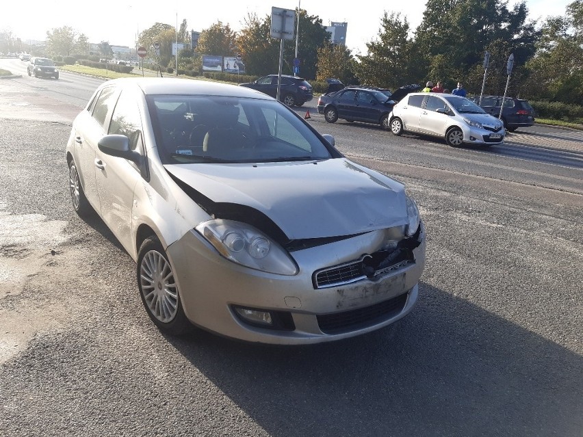 Wypadek trzech aut na obwodnicy śródmiejskiej we Wrocławiu (ZDJĘCIA)