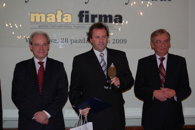 Prestiżową nagrodę otrzymał w Warszawie Marek Scelina, właściciel BCH Marko z Brzegu (na zdjęciu drugi od lewej). (fot. archiwum Związku Rzemiosła Polskiego)