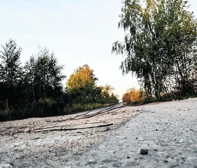 Droga w Chmielowie nie nadaje się do jazdy samochodem osobowym, gdyż niszczy zawieszenie, podwozie oraz karoserię.