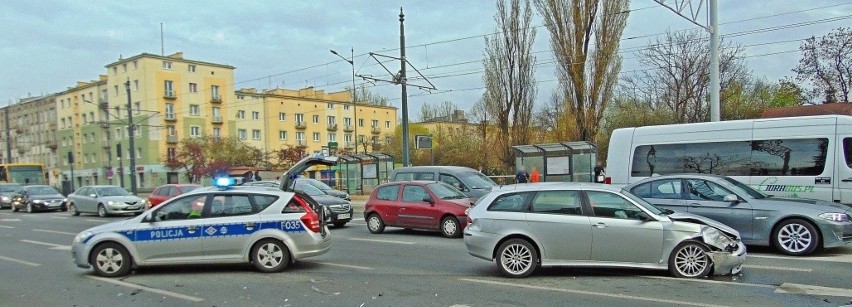 Wypadek na Piłsudskiego przy Wydawniczej w Łodzi. Zderzenie taksówki z alfą [ZDJĘCIA, FILM]
