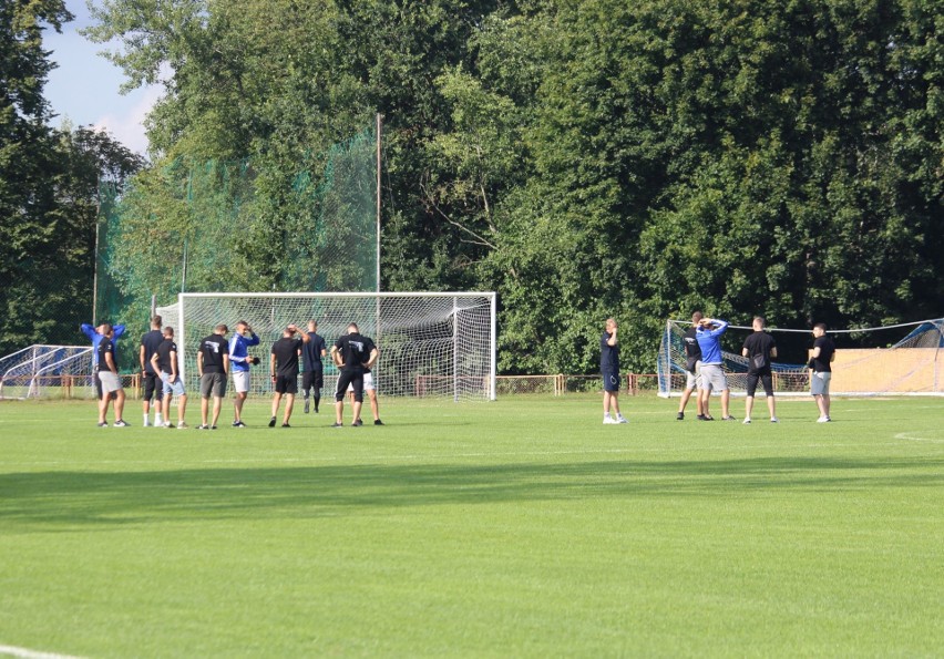 Piłkarze Broni już na stadionie w Morągu