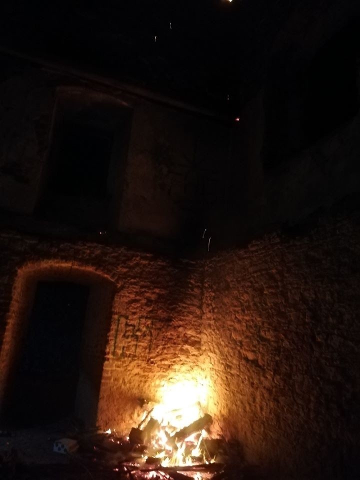 Nocny pożar w ruinach ćmielowskiego zamku. To prawdopodobnie podpalenie! [ZDJĘCIA]