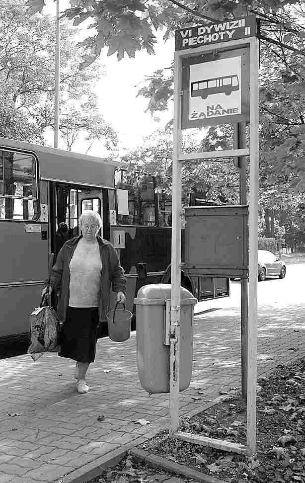 Urzędnicy się kłócą, a cierpi na tym pasażer, któremu przyjdzie moknąć jesienną słotą. 