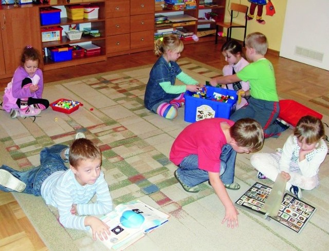 Puzzle, laki, autka i klocki to tylko niektóre z zabawek, którymi codziennie bawią się przedszkolaki z Akademii Malucha. Przedszkole jest doskonale wyposażone.