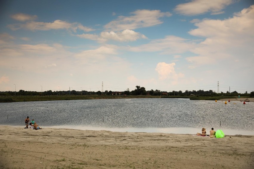 Obszerna, piaszczysta plaża między dwoma zbiornikami wodnymi...