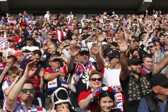 Kibice Górnika Zabrze na meczu z Pogonią Szczecin wypełnili trybuny stadionu przy Roosevelta.Zobacz listę TOP 10 najlepszych frekwencji w Polsce