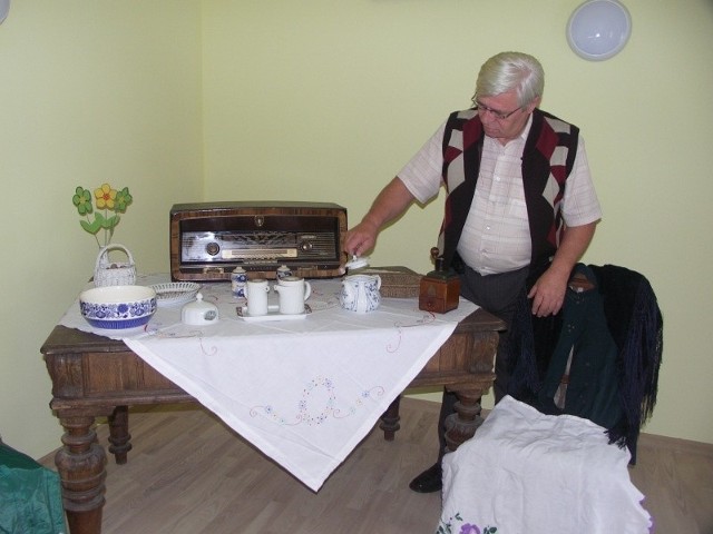 Wojciech Fudali, sołtys Kuniowa, prezentuje nową Izbę Tradycji.