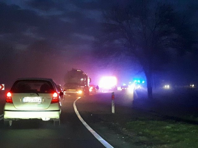 Wypadek! Zderzyły się dwa samochody. Policja wyznaczyła objazd.