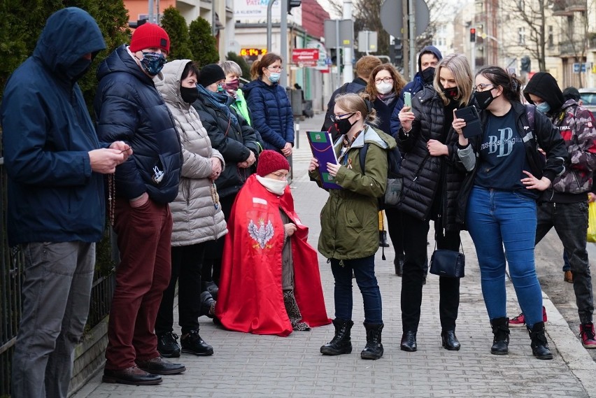 W sobotę pod poznańskim szpitalem położniczym przy ul....