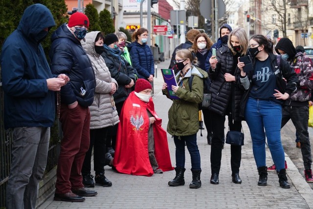 W sobotę pod poznańskim szpitalem położniczym przy ul. Polnej zbierano podpisy pod projektem ustawy "Legalna Aborcja Bez Kompromisów".Przejdź do kolejnego zdjęcia --->