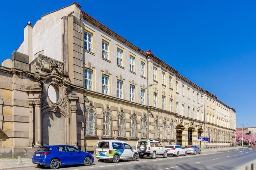 Gmach znajduje się pod opieką i ochroną konserwatora...