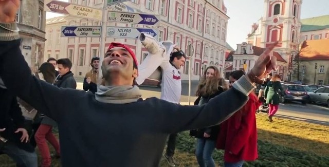 Happy Poznań. Kadr z poznańskiej wersji klipu do piosenki "Happy" Pharrella Williamsa