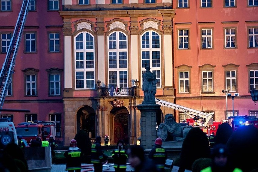 Pożar zamku Książ w Wałbrzychu. Potężne straty. Zawinili robotnicy? (FILMY I ZDJĘCIA)
