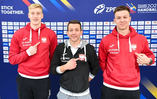 Trener Patryk Rombel (w środku) oraz zawodnicy kadry Ariel Pietrasik i Michał Olejniczak zapraszają na mecz Polska - Włochy