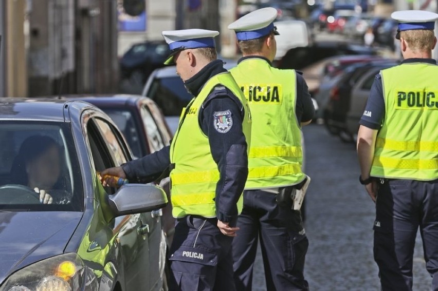 Policjanci z Olkusza zatrzymali pijaną kobietę (zdjęcie...