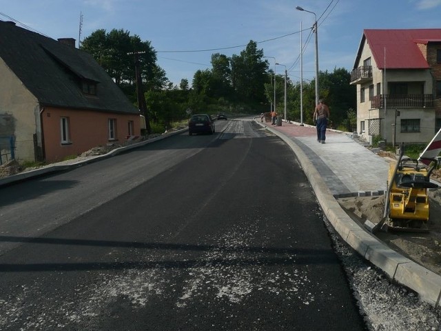 W ramach modernizacji drogi wojewódzkiej nr 214 w Nowej Wsi Lęborskiej powstał już prawie cały nowy chodnik. Wykonawca wkrótce zakończy też wymianę asfaltu w tym miejscu. Fot. Grzegorz Bryszewski  