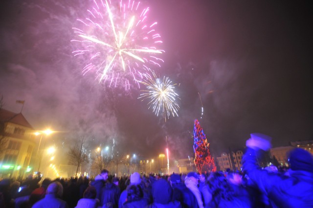 Sylwester na placu Zwycięstwa w Słupsku przywitało około 200 osób.