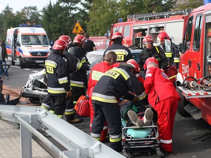 Czolowe zderzenie na moście w Jamnicy. Piec osób rannych.