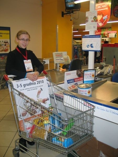 Roksana z Zespołu Szkół w Stalach była jedną z wielu wolontariuszek, które włączyli się w organizację świątecznej zbiórki żywności.