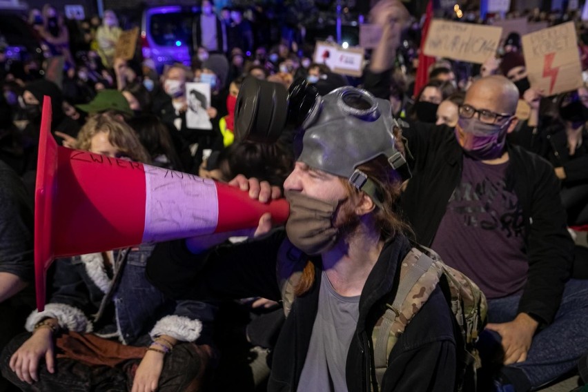 Cała Polska protestuje, policja użyła gazu. Tłumy na ulicach przeciwko zaostrzeniu prawa aborcyjnego. Relacja z poniedziałku 26.10.2020