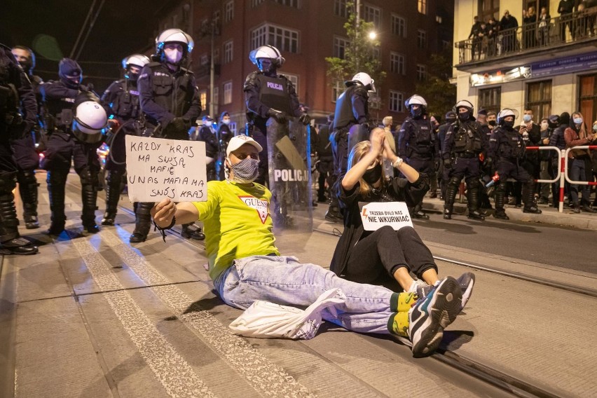 Cała Polska protestuje, policja użyła gazu. Tłumy na ulicach przeciwko zaostrzeniu prawa aborcyjnego. Relacja z poniedziałku 26.10.2020