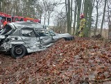 Śmiertelny wypadek w powiecie chodzieskim. Dwie osoby nie żyją po zderzeniu osobówki z ciężarówką