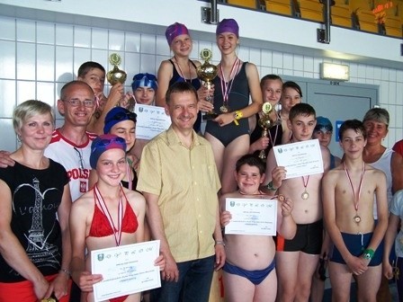 Najlepsi pływacy wraz ze swoimi opiekunami oraz wójtem Waldemarem Brzostkiem, który objął patronatem zawody pływackie w gminie Ostrów Mazowiecka.