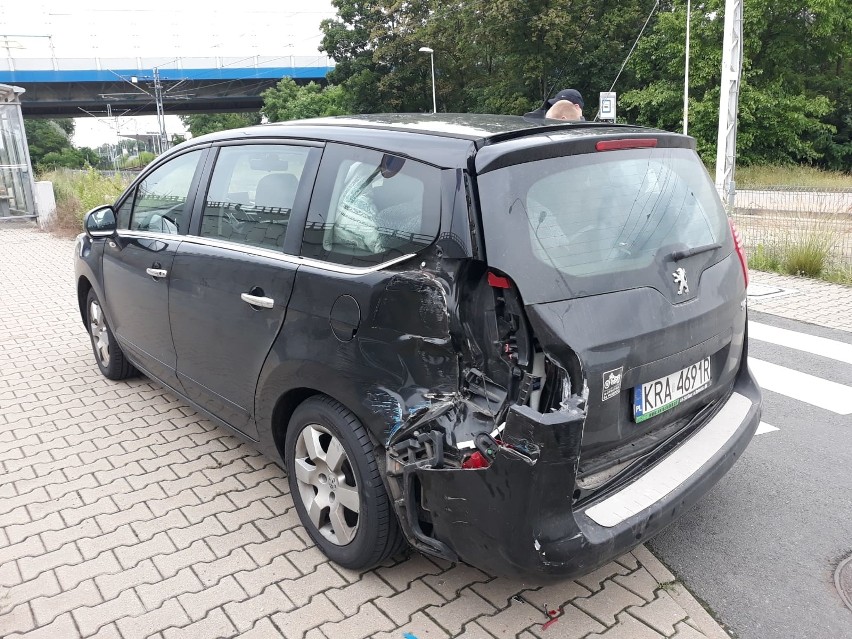 Wypadek na Kosmonautów z udziałem tramwaju (ZDJĘCIA)   