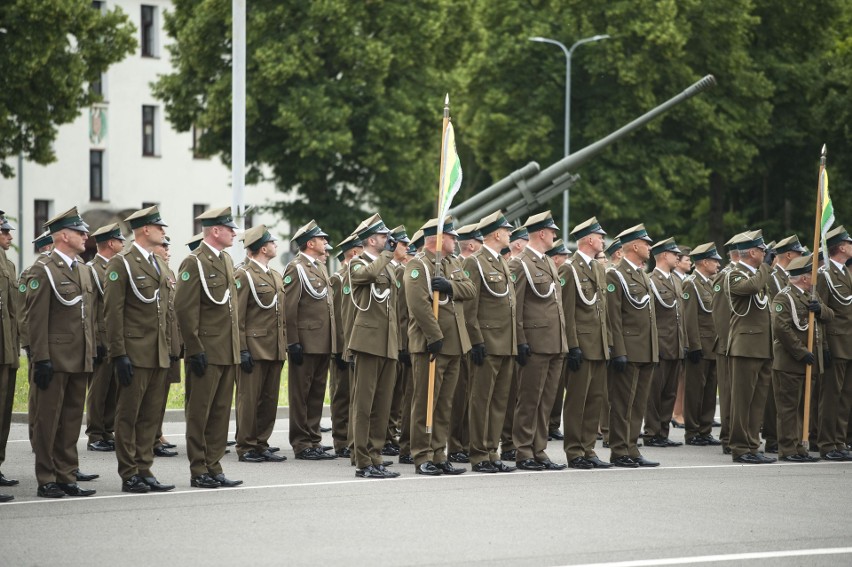 Zgodnie z obowiązującym ceremoniałem wojskowym, zdający...