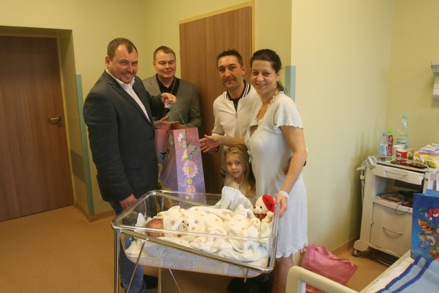 Wyprawkę rodzicom Nikoli wręczył prezes Spółdzielni Mieszkaniowej Hutnik w Sosnowcu