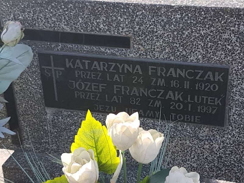 Cmentarz w Luborzycy. Grób matki pilotów z Dywizjonu 304...