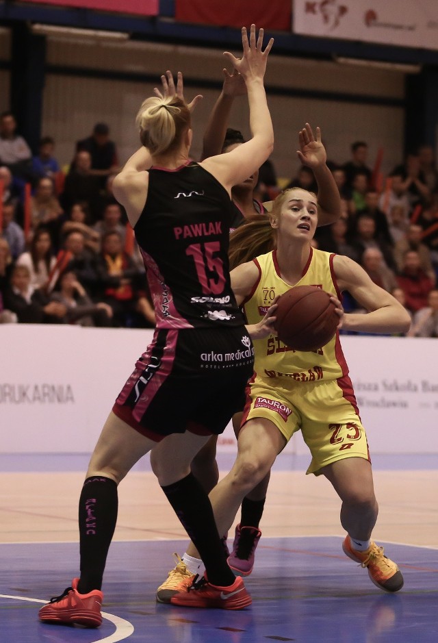 Agnieszka Śnieżek (z piłką) znów została powołana do kadry