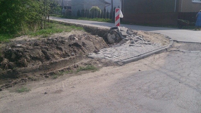Ten nowy chodnik uszkodziła prawdopodobnie ciężarówka. Mieszkańcy Woli Korzeniowej żalą się, że już od kilku miesięcy czekają na jego naprawę.