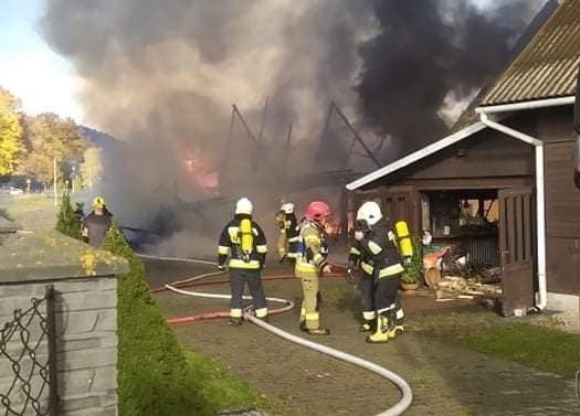 Przyszowa. Pożar stodoły i budynku gospodarczego. W akcji kilka jednostek strażackich i OSP