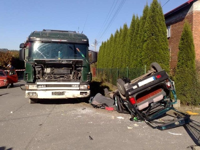 W Ostrowie zderzyły się dwa samochody osobowe i ciężarówka.