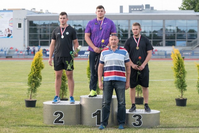 Bartłomiej Stój (pierwszy z lewej) z Victorii Stalowa Wola na drugim stopniu podium Mistrzostw Polski Juniorów w pchnięciu kulą.