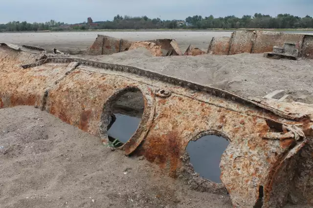 W sierpniu 1920 roku Rosjanie pojawili się m.in. pod Bobrownikami, gdzie zaatakowali statki wiozące zaopatrzenie dla twierdzy Modlin. Z okazji Cudu nad Wisłą i Roku Rzeki Wisły zapraszamy Państwa na zwiedzanie cmentarzyska zatopionych statków.