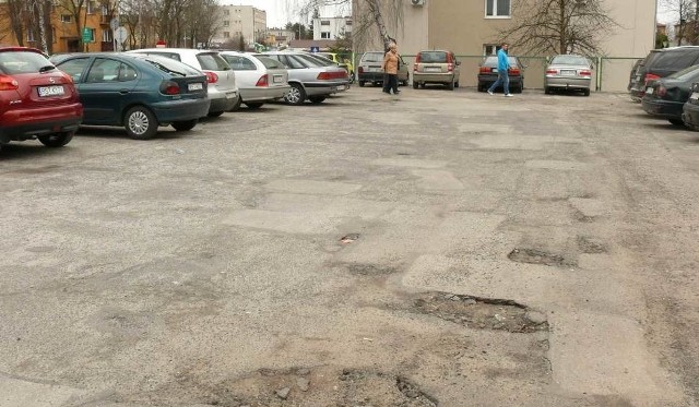 Parking przy siedzibie starostwa powiatowego z asfaltową  nawierzchnią, która co chwilę jest naprawiana