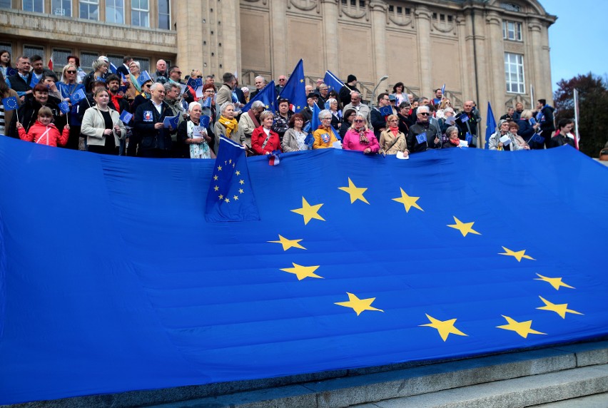 Szczecinianie świętowali wejście Polski do Unii Europejskiej i wspólnie zaśpiewali "Odę do radości" [ZDJĘCIA, WIDEO]