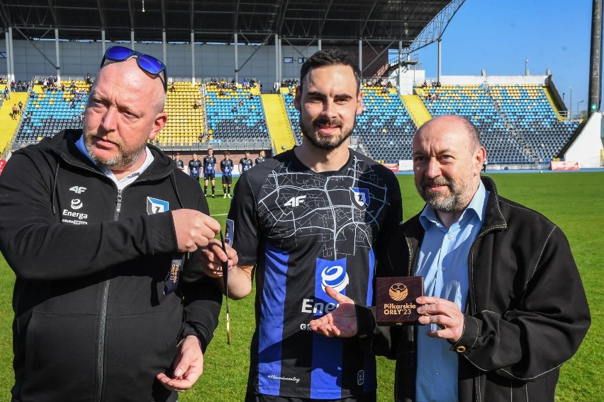 Patryk Urbański odebrał medal "Piłkarskich Orłów" z rąk...