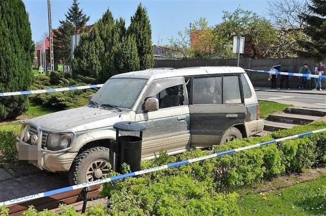 Do groźnego zdarzenia doszło w godzinach porannych przed Urzędem Gminy w Postominie. 49-letni mężczyzna wsiadł do zaparkowanego przed budynkiem samochodu i podpalił nieznaną substancję.