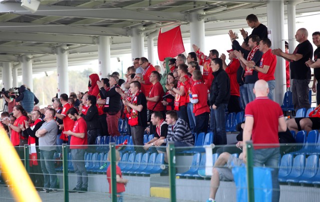 Na mecze Widzewa w Byczynie przyjeżdża średnio mniej, niż pięciuset kibiców. W sobotę warto pomóc piłkarzom w odniesieniu zwycięstwa, bo brak wygranej będzie już końcem marzeń o utrzymaniu