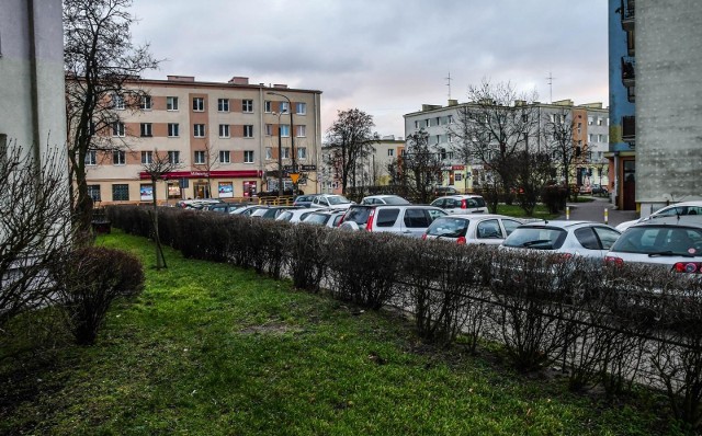 Na Kapuściskach można tyko pomarzyć o wolnych miejscach do parkowania.