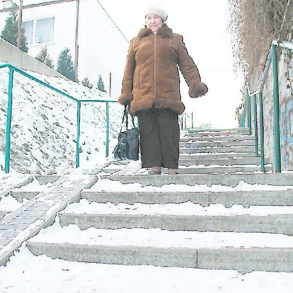 Na zaśnieżonych schodach przy ul. Wawrzyniaka trzeba bardzo rozważnie stawiać kroki
