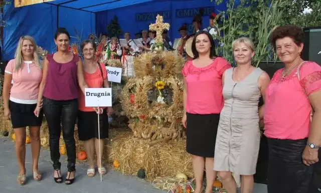 Panie z Drugni z najpiękniejszym wieńcem dożynkowym w Maleszowej w gminie Pierzchnica.